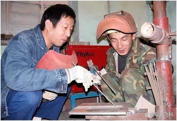 工厂老保安哭诉:11个老同事接连被辞退,当初说好给大伙养老的呢