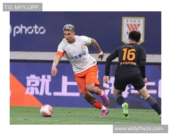 被足球无情踢中却依然坚持赛场的球星们背后的坚持与奋斗 被足球无情踢中却依然坚持赛场的球星们背后的坚持与奋斗